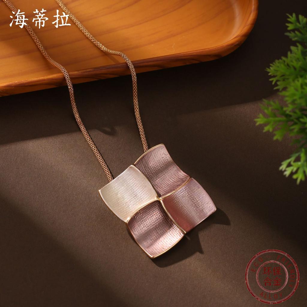 Nouveau pendentif carré géométrique en émail, collier carré polyvalent haut de gamme pour femmes.