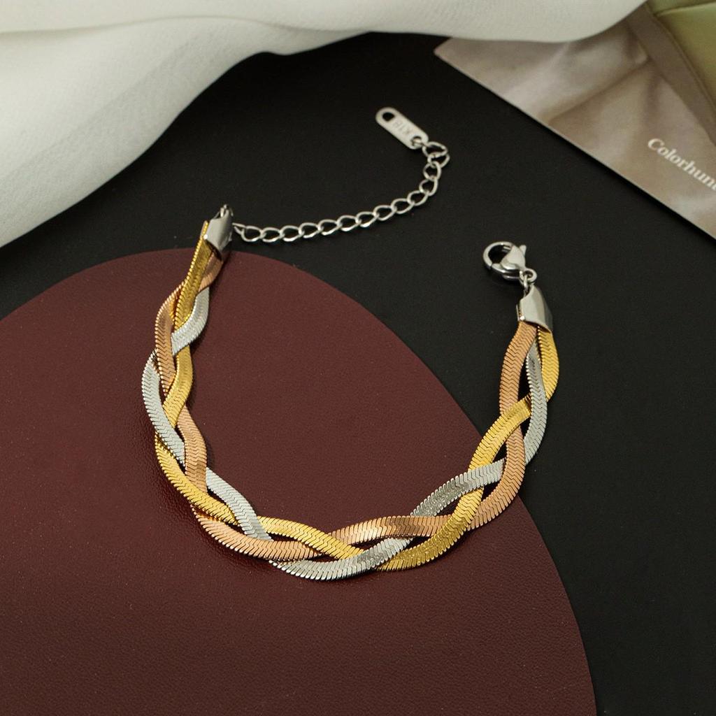 Moda Europeo-Americana Collana a Strati con Catena Piatta a Maglia Serpente a Tre Strati per Donna - Catena Clavicola con Croce in Metallo