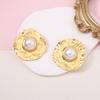 Die runden Ohrstecker mit leichtem Luxus und hochwertiger Sommer-Faux-Perle, geometrischer konkav-konvexer plissierter Textur, sind modisch und vielseitig.