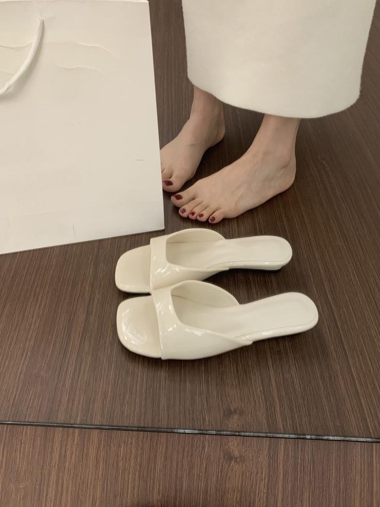 Simple and versatile open-toed square-headed patent leather one-word slippers, female summer wear is not tired, small slope heel fairy wind cool sli