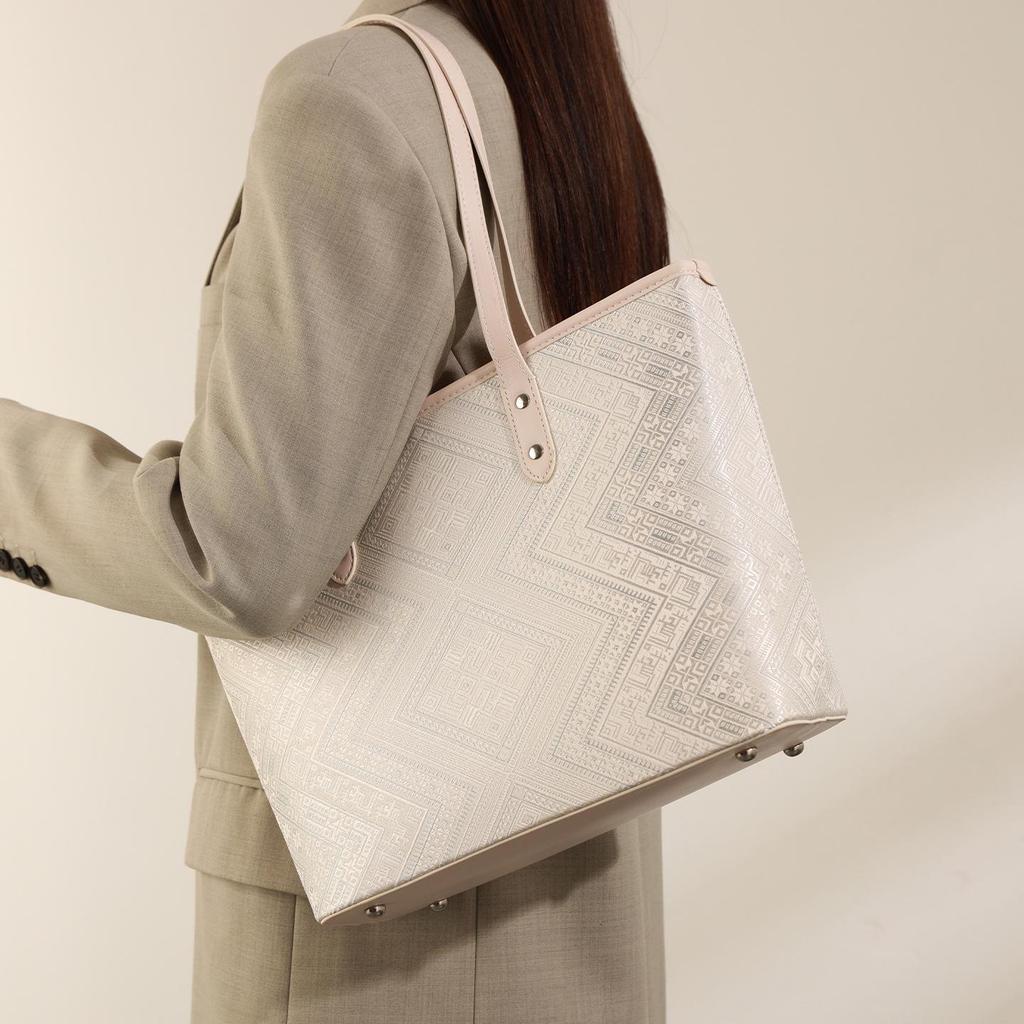 2026 Guangxi Zhuang Brocade Women's Tote: New Meander Pattern, Large Capacity, Chinese Style Handheld or Single Shoulder Bag
