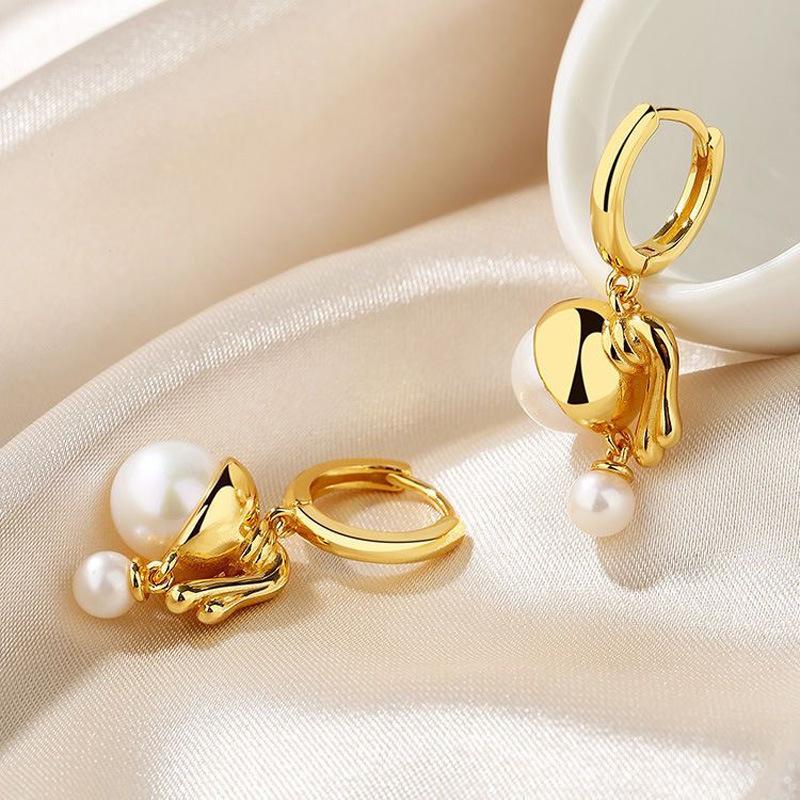 Korean Version of The New Pearl Women's Stud Earrings High-end Ear Buckles Pearl Girl Earrings, Art Oil Painting Jewelry