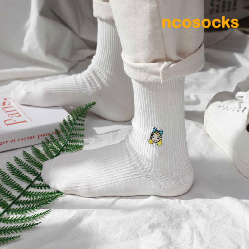 FSN119_Delica Character Embroidered Socks black