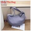 Sac cabas urbain minimaliste pour femmes avec design plissé et fermeture éclair pour un usage quotidien