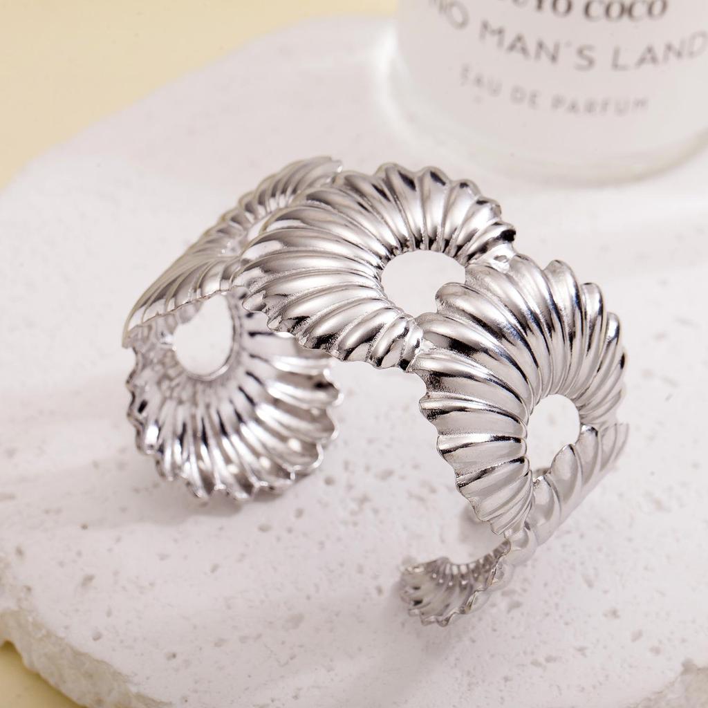 TOHM Retro Floral Open Stainless Steel Bracelet - Women's Exaggerated Fashion, Light Luxury Statement Jewelry