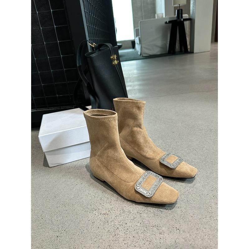 2025 strass fyrkantig spänne mocka små korta stövlar för damer höst och vinter nya platta klackade stövlar, sammet mångsidiga fyrkantig tå korta stövlar