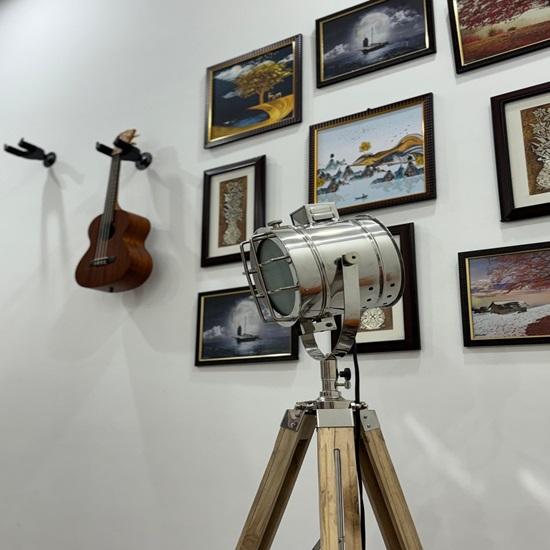 177.8cm Studio Spotlight with Wooden Tripod Spotlight Best Modern Luxury Style Torch Light