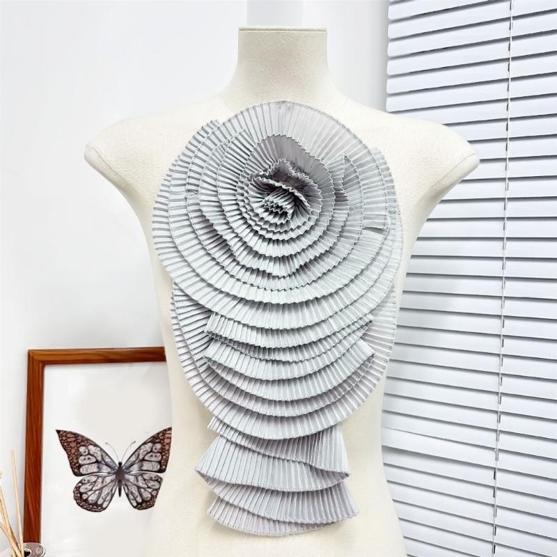 Fashionable Pleated Big Flower Lapel Pin Exaggerated Folded Flower Brooch for Dress and Shirt Women Breastpin Ornament