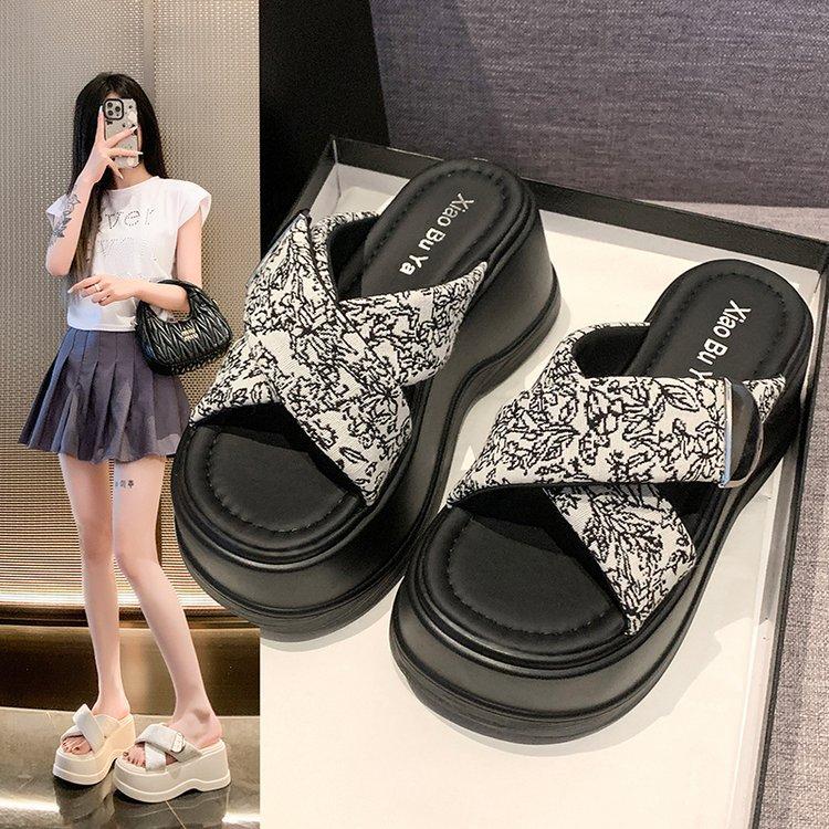 8Cm thick-bottomed national style slippers for women's outer wear 2025 summer new small muffin heightening soft-bottomed beach cool slippers