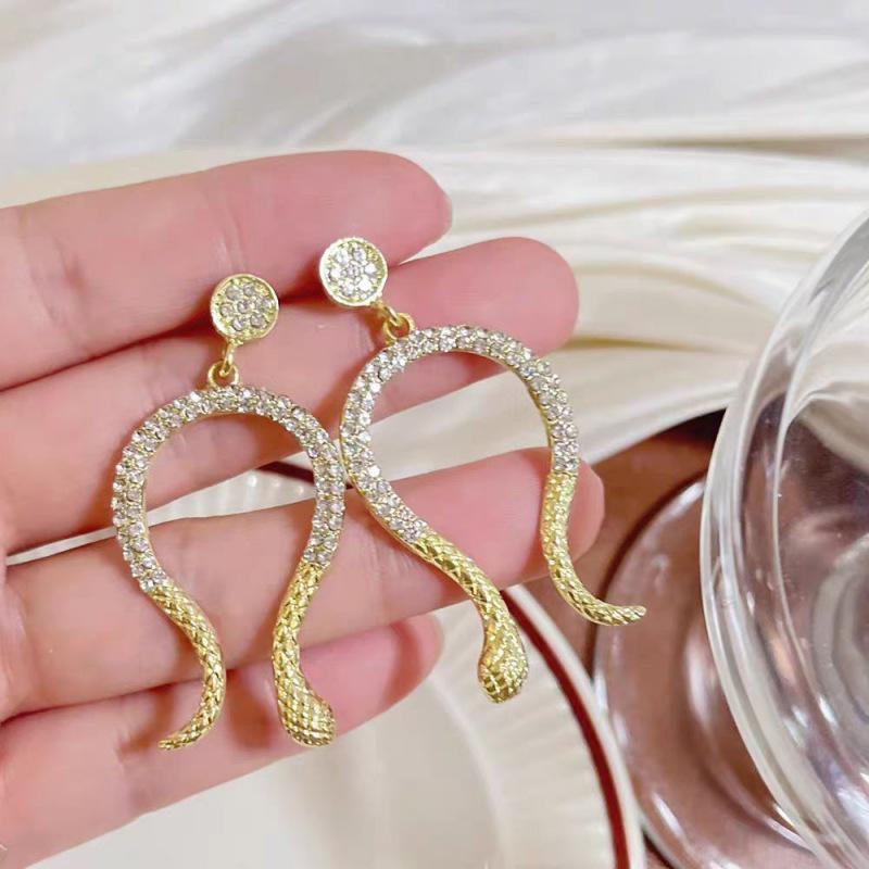 Exaggerated Snake-Shaped Metal Earrings: Chic, Cold, and Indifferent Style for a High-End, Edgy Look золотой