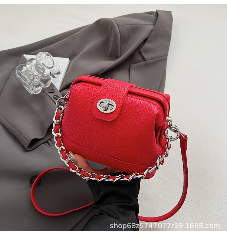 

Premium sense solid color chain underarm bag women s 2025 new fashion foreign style shoulder bag versatile solid color messenger bag tide красный