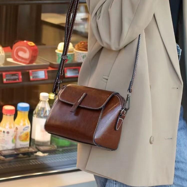 Bolsa Transversal Retro Feminina em Couro Genuíno - Elegante, Versátil, Pequena Bolsa de Couro para Ombro para o Dia a Dia.