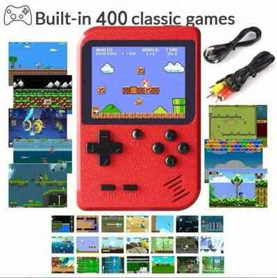 Eine rote Retro-Klassiker-Spiele Kinder-Handheld-Kleine Spielkonsole Mit Hunderten Von Spielen Ladefähig Kann An Den Fernseher Angeschlossen Werden