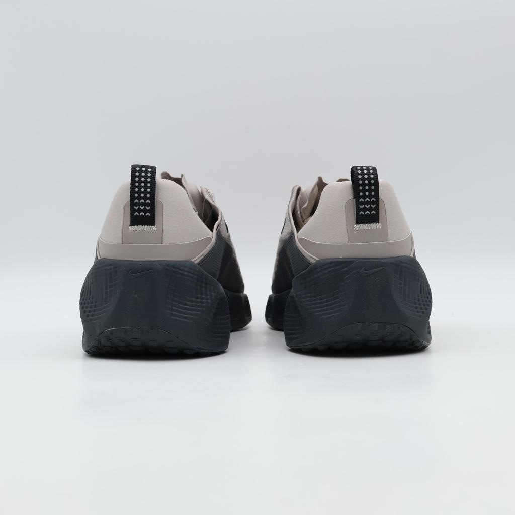 IM9327-001 Nike Ava Rover Gris Universitario Negro Gris Humo Oscuro Negro (de los hombres)