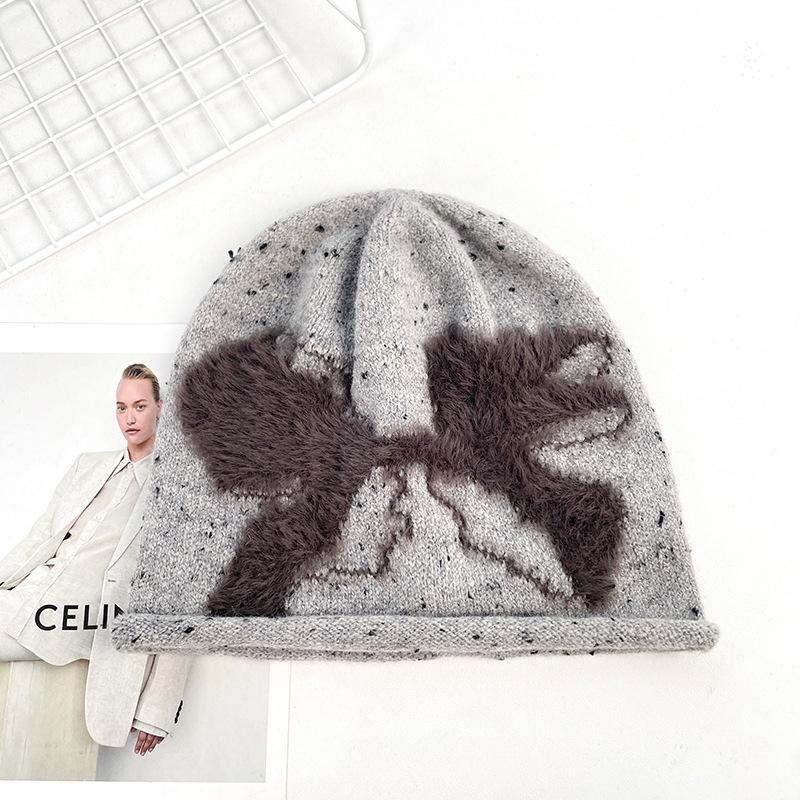 

Вязаная шапка с бантом для женщин на осень и зиму, теплая и ветрозащитная, с защитой ушей, шапка-пуловер, универсальная, подчеркивающая лицо, маленькая холодная шапка One Size