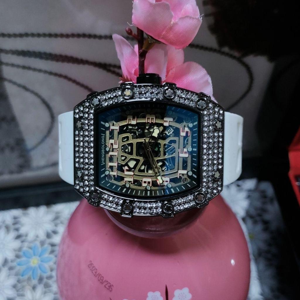 Reloj de Cuarzo para Hombre con Forma Tonneau de Silicona con Diseño de Moda de Diamantes Completos