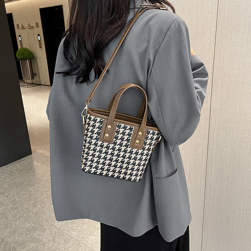 Kleine Taschen sind heute beliebt, vielseitige neue Mode-Umhänge- und Messenger-Taschen für Damen im Herbst und Winter, tragbare Eimertaschen für Damen