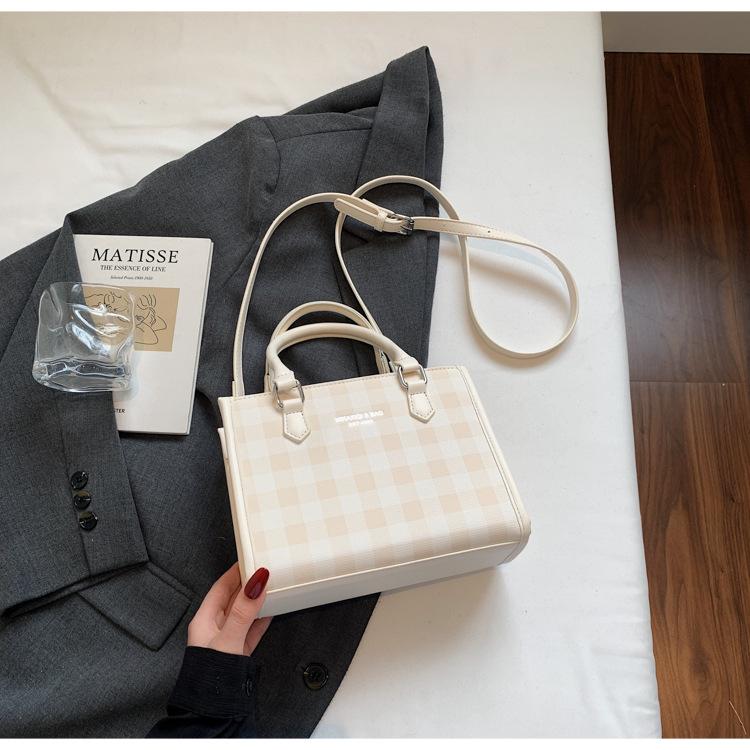 Versatile large-capacity commuter bag women's new Korean version of foreign-style plaid handbag fashion casual messenger bag