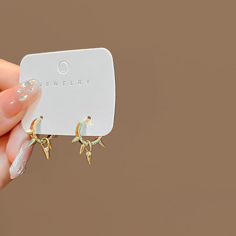 Premium Sense Cold Exaggerated Metal Pleated Geometric Earrings, Personalized Retro French Flower Peach Heart Earrings