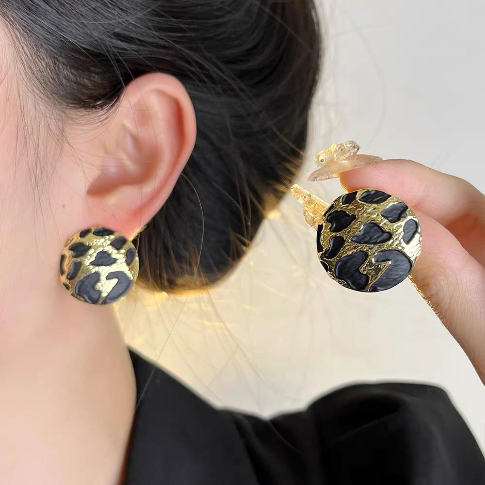 

Retro Temperament Metal Textured Round Leopard Print Piercing Stud Earrings for Women Korean Designer Jewelry Accessories Gift золотой