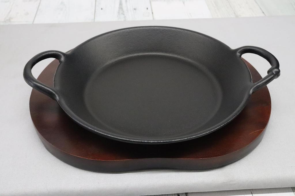 Castle Enterprise Asahi Steak Plate (with Wooden Base), Cast Iron, Gourmet Pan, 24 Count, Commercial Use