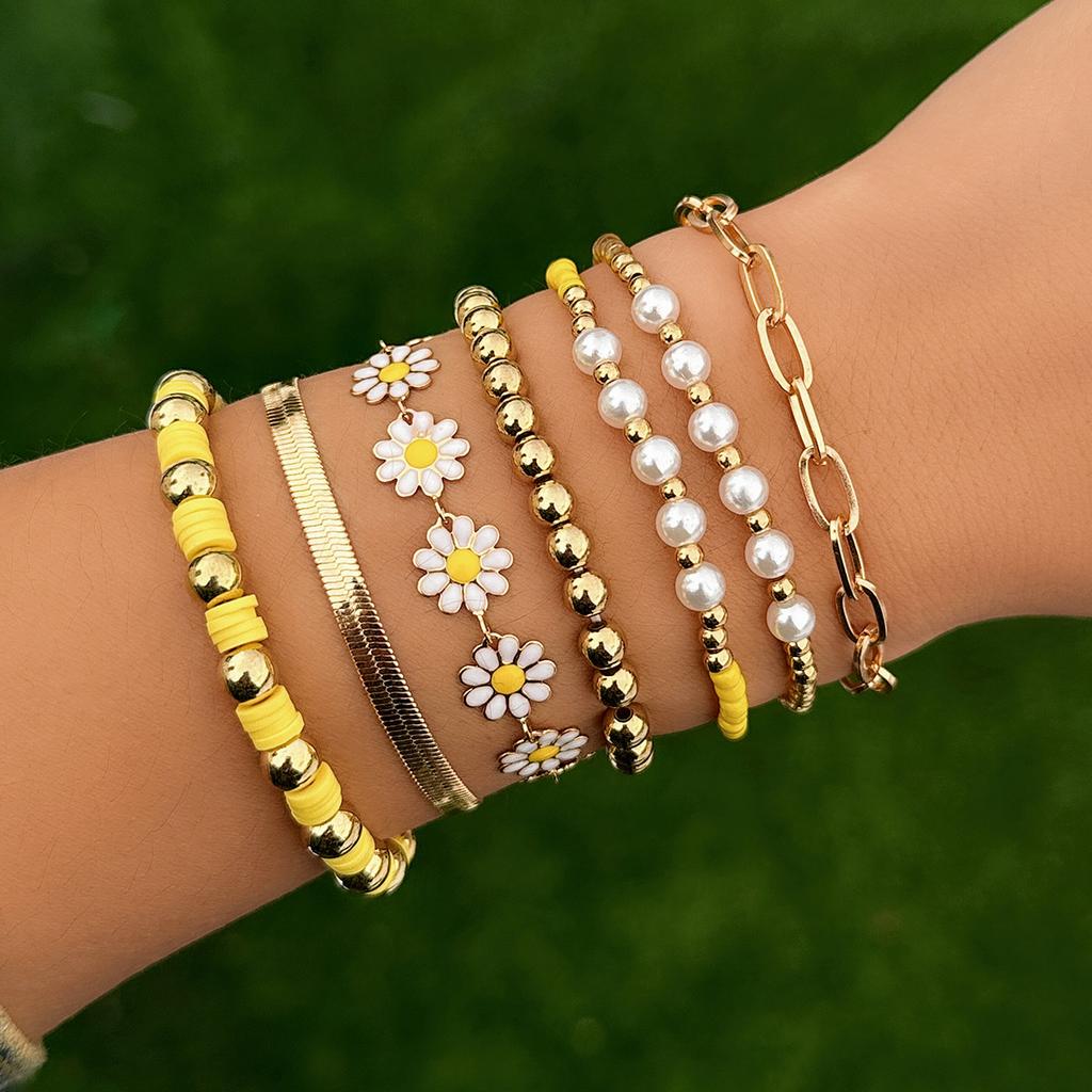 Metal Wind Pig Nose Buckle Round Bead Chain Bracelet, Creative Small Daisy Color Soft Pottery Jewelry