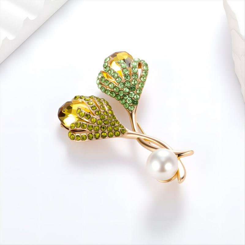 Elegant tulip-shaped brooch suitable for women, a fashionable floral brooch with a floral design for lapel decoration.