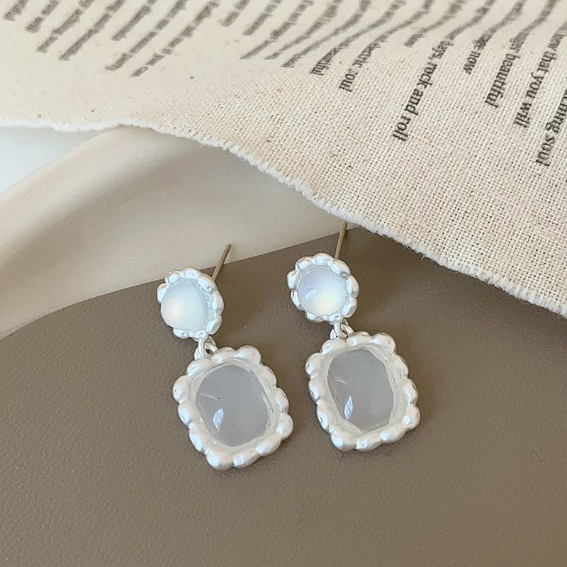 Nischen-High-End Geometrische Metall-Opal-Ohrstecker Damen Retro Elegant Mode Temperament Vielseitige Ohrringe