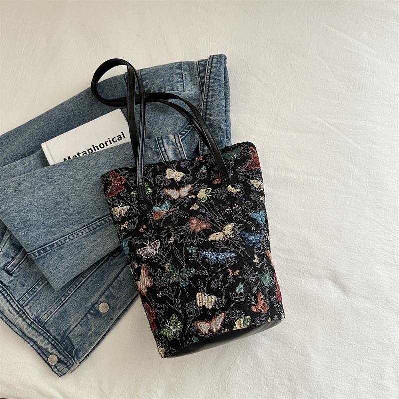 Стильная и модная женская сумка-ведро в черно-белых тонах