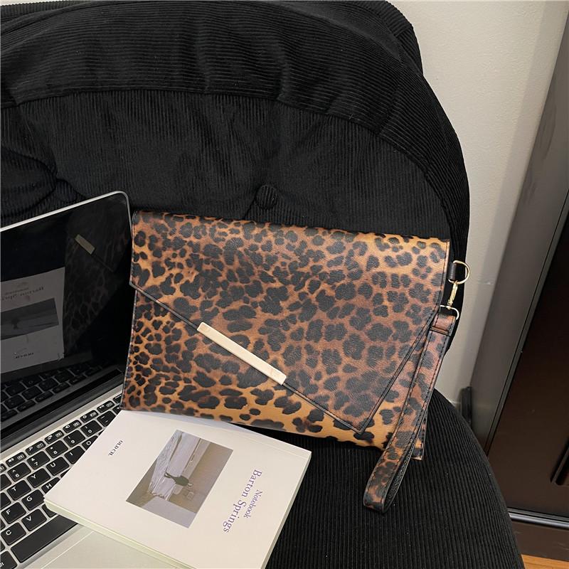 European and American fashion leopard print clutch envelope bag, dinner bag, fashionable foreign style personalized design, wrist bag, women's bag