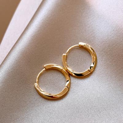 Burulmuş Daire Kulaklıklar Moda Kişilik Mizaç Küpeler Basit Metal Tarzı Küpeler