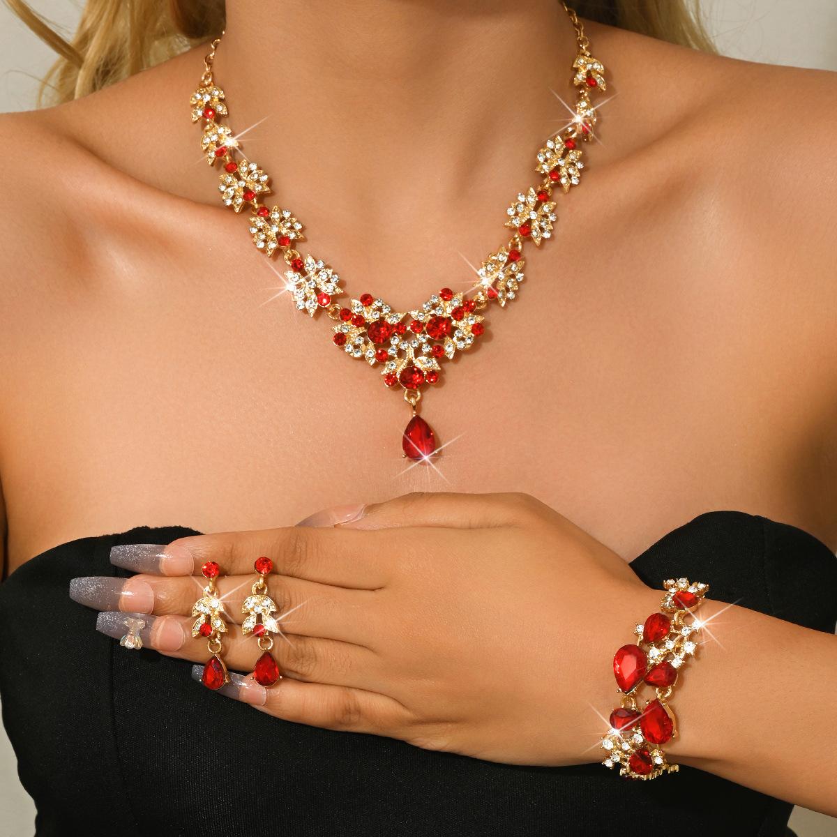 

Модные украшения для женщин красный