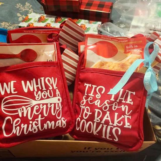 1 Pair Oven Mittens Christmas Style Thickened Ant-scalding Heat Insulated Hanging Hole Soft Oven Mitts Kitchen Cooking Baking Gift Oven Gloves