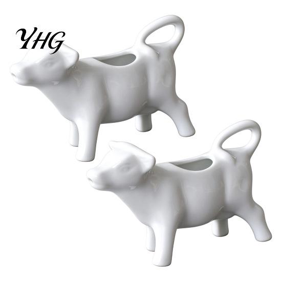 Holiday Table Accessory Ceramic Cow Shaped Sauce Pitcher with Handle, 50ml Cute Creamer Milk Decorative Food Server Jug Gravy Boat for Kitchen Dining