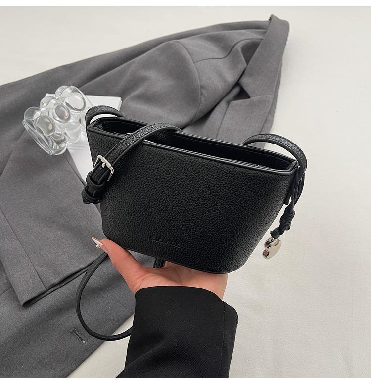 

Korean small bag 2025 spring and summer minimalist versatile shoulder messenger bag women s niche mobile phone bag lychee pattern sailing bag