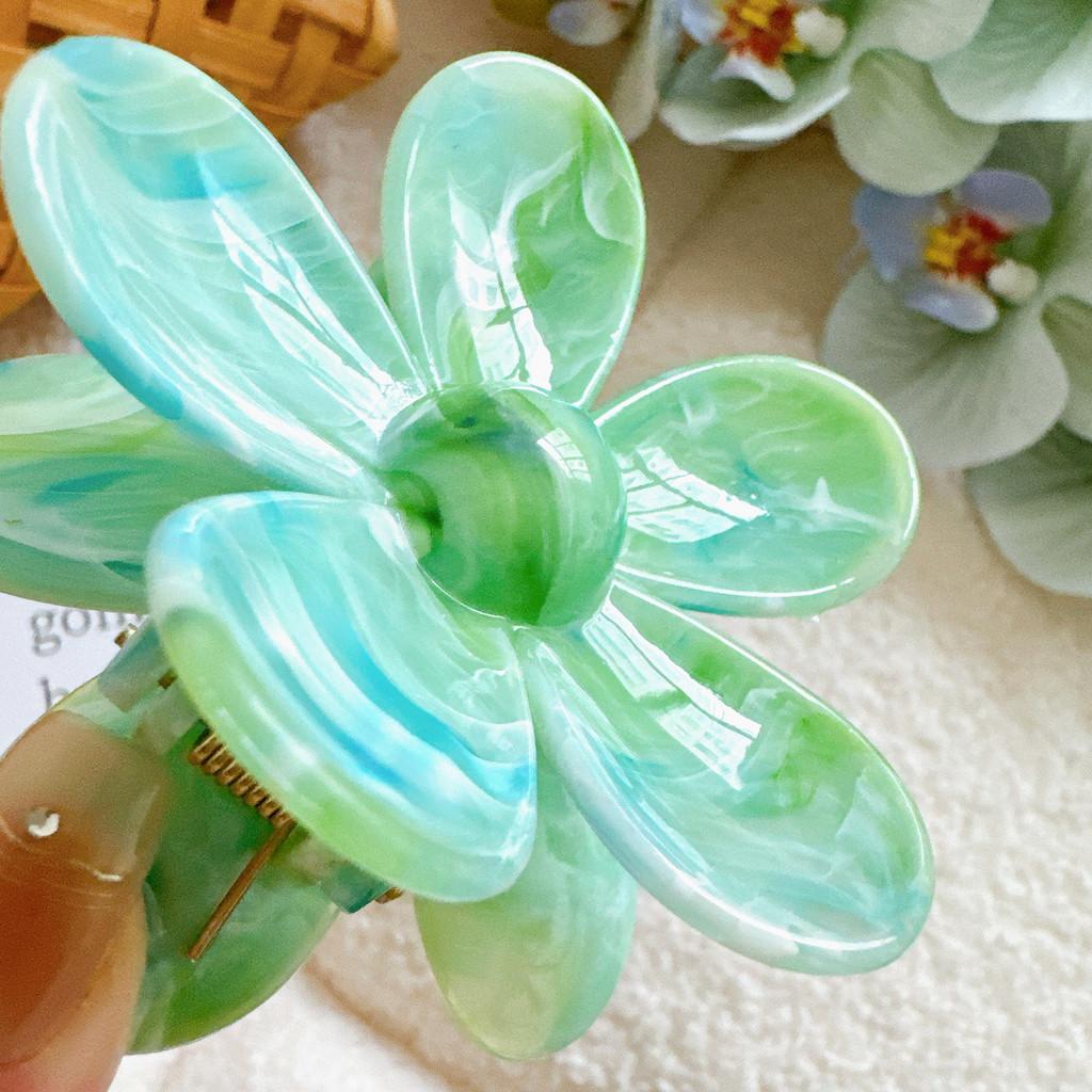 Elegant Resin Hair Claw Clip In Unique Floral And Geometric Designs For Women