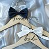 2 Pezzi Gruccia MultiFunzionale in Legno per Matrimonio Gancio Antipolvere Porta Abiti per Occasioni Formali Abito da Sposa e Abito da Sposo