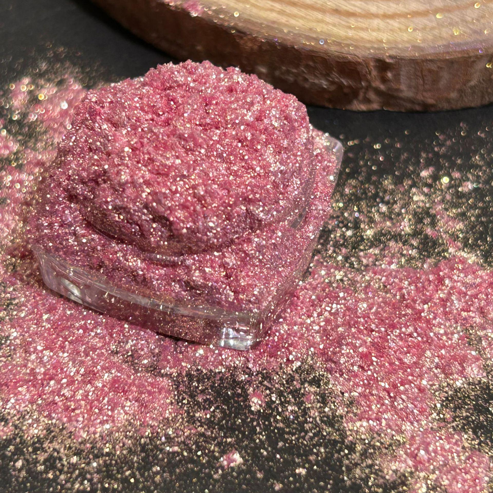 

**Переливающийся серебристый блестящий хайлайтер и тени для век** 3 g