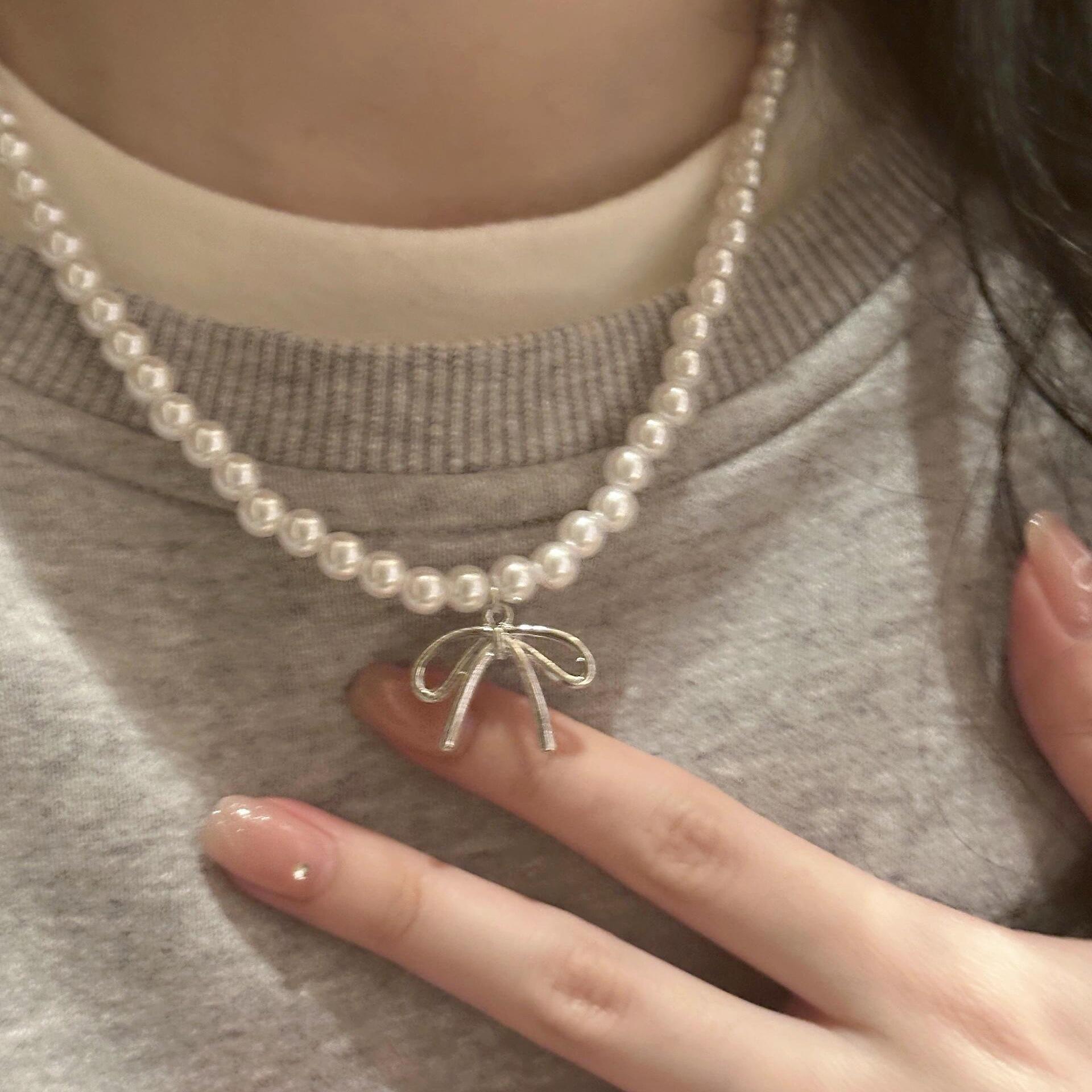 Elegant Pearl Bow Pendant Necklace: Women s Light Luxury Choker with Cool, Versatile Style