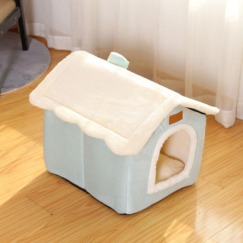 Pat dulce și confortabil pentru pisici. Casă creativă pentru pisici. Curățenie detașabilă