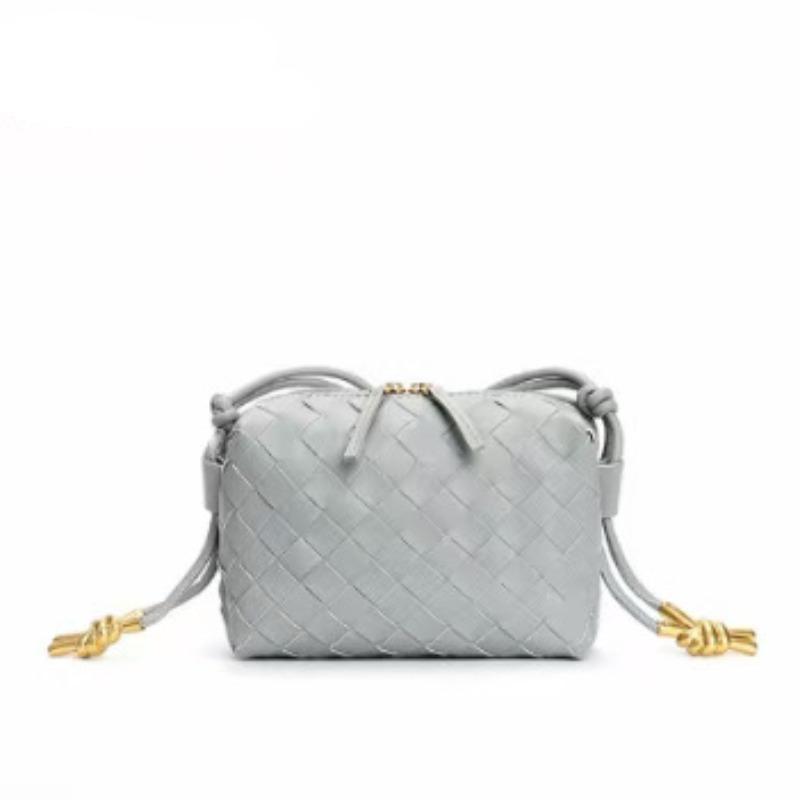 

Вязаная сумка для камеры из коровьей кожи, новая маленькая квадратная сумка, сумка через плечо на одно плечо, универсальная текстура, нишевый дизайн, натуральная кожа, женская сумка 17x10x6cm светло-серый