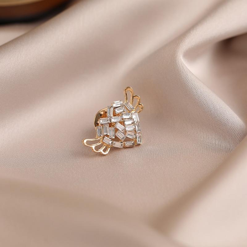 Heart-shaped Wing Brooch Women's Anti-glare Clasp Pin Simple Corsage Large Collar Pin Accessory