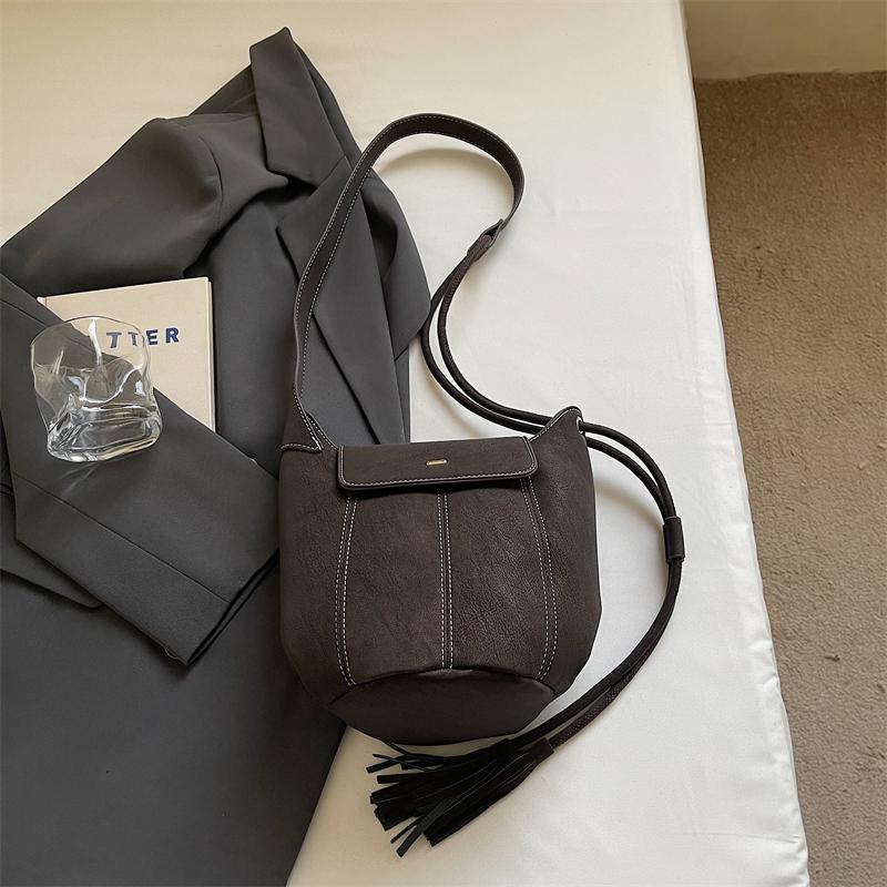 

2026 Stylish Design New Hot Trendy Saddle PU Shoulder Bags Solid Zipper & Hasp Designer Style Versatile Crossbody Bags for Women кавовий