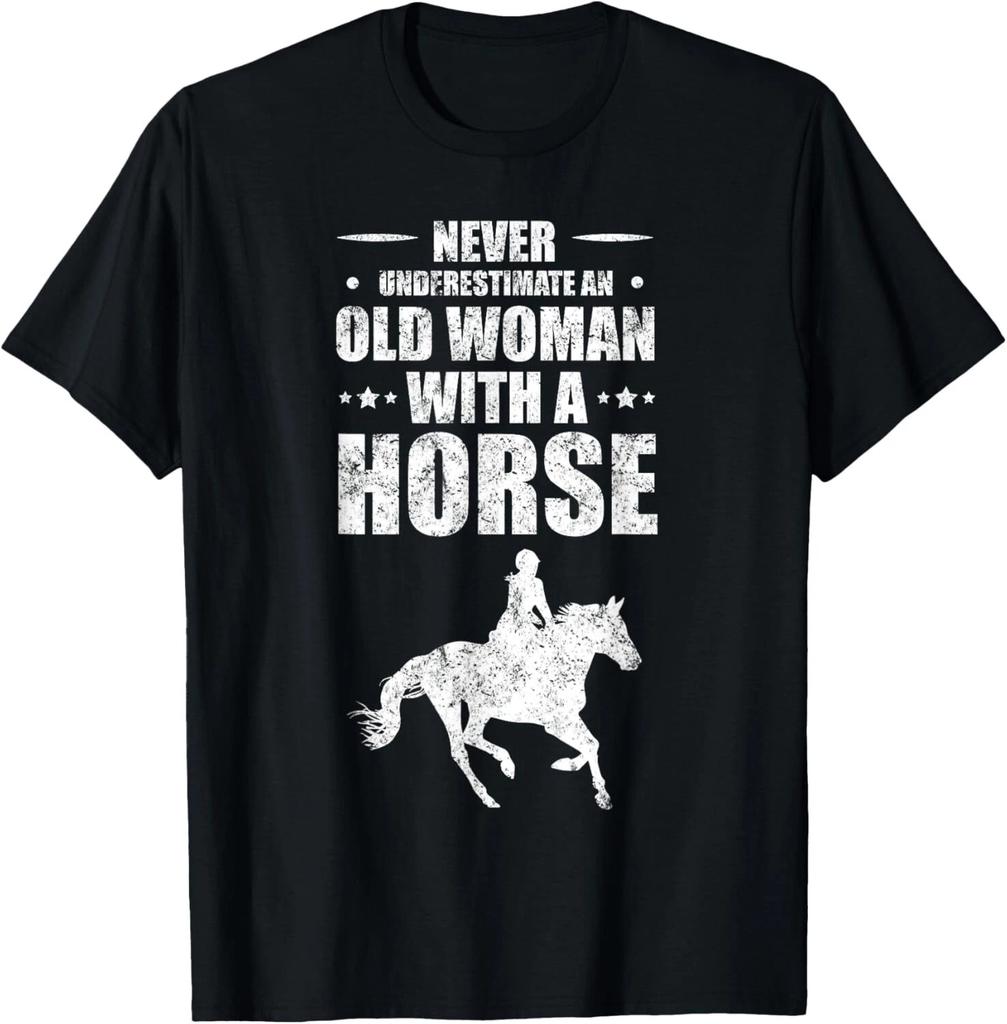 Unterschätze niemals eine alte Frau mit einem Pferd Geschenk Unisex T-Shirt