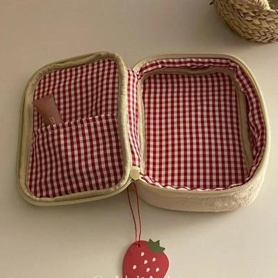 Linda Bolsa de Almacenamiento de Peluche de Fresa Esponjosa Estilo Ins Gran Capacidad Neceser para Mujeres Viajes Maquillaje Escuela Papelería