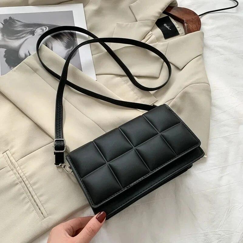 Mote PU Lær Crossbody Veske Dame, Liten Skulderveske med Metallkjede, Trendy Minimalistisk Lommebok for Arbeid Fest Daglig Bruk