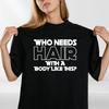 Wer braucht Haare bei so einem Körper? Lustiges T-Shirt T-Shirt Glatzenwitz Geschenkidee