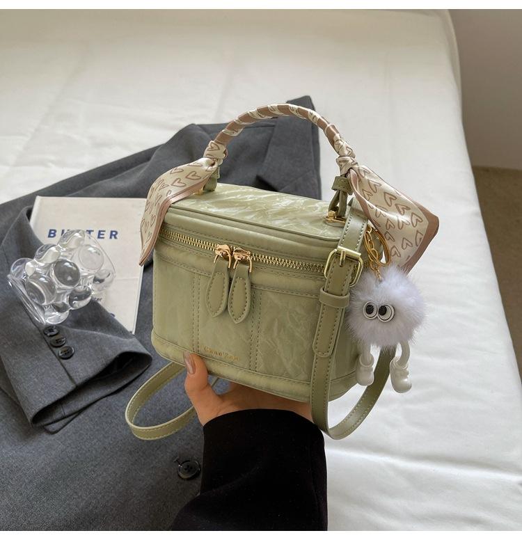 

The Korean version of the versatile box bag, the new popular bag in 2025, the women s handheld textured messenger small square bag. зелёный