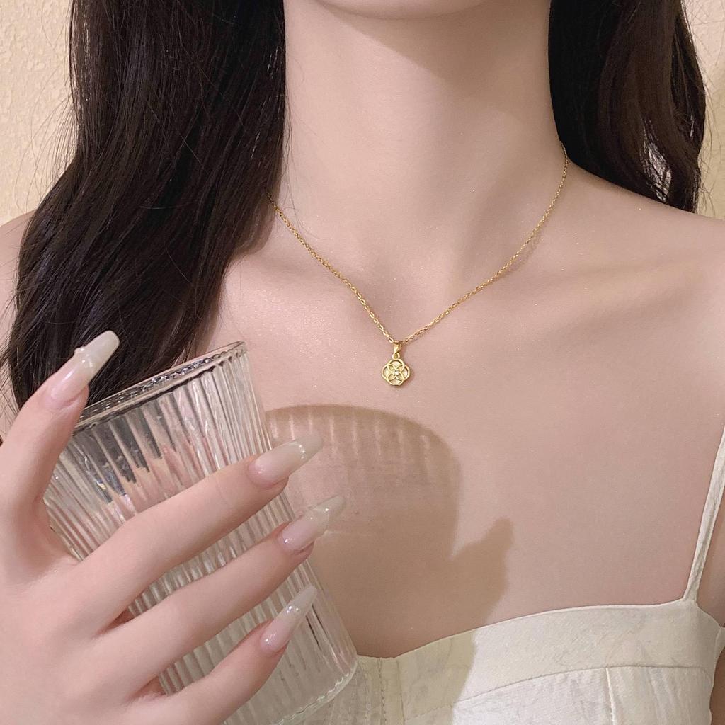 2024 Spring/Summer Four-Leaf Clover Shell Necklace for Women - Luxury Titanium Steel Clavicle Chain Pendant
