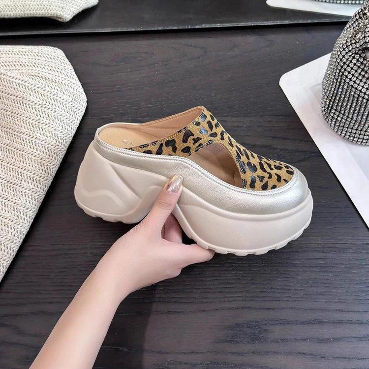 

Французская сумка голова полушлепанцы женские 2025 новый летний носить универсальная мода танкетка толстая подошва увеличивающие рост крутые шлепанцы 39 леопардовый